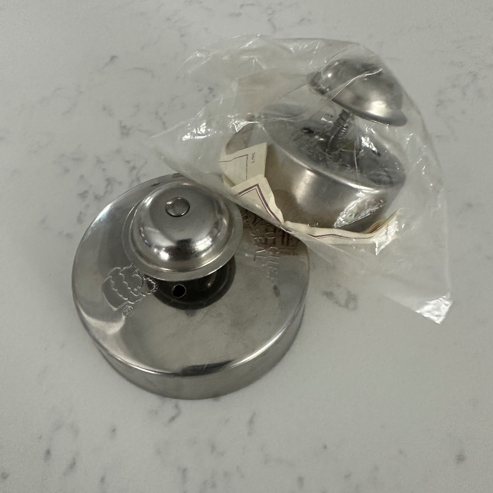 NEVER USED-Set of 2-Vintage The Pampered Chef Cut 'n Seal Makes  3.0” and. 4.0”